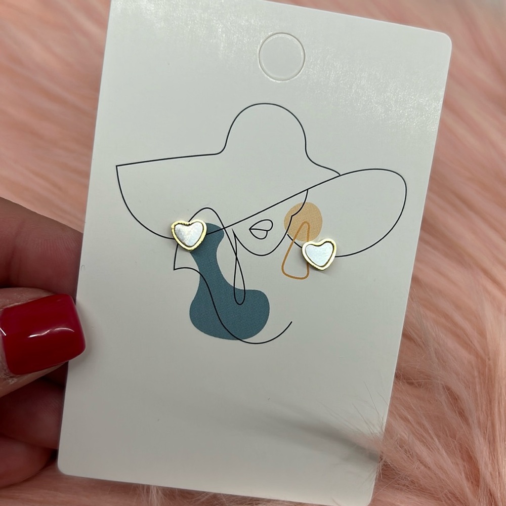 Beautiful White heart earrings 🫶🏼